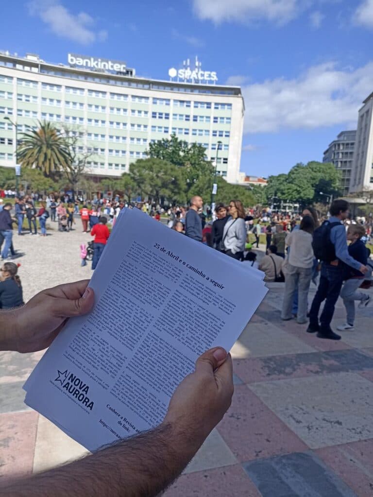 Lisboa: Brigadistas panfletam e divulgam fundação da Revista Nova Aurora em acto do 25A