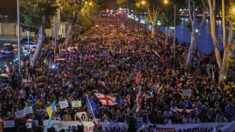 Punalippu: Geórgia como presa dos imperialistas “ocidentais” e “orientais”