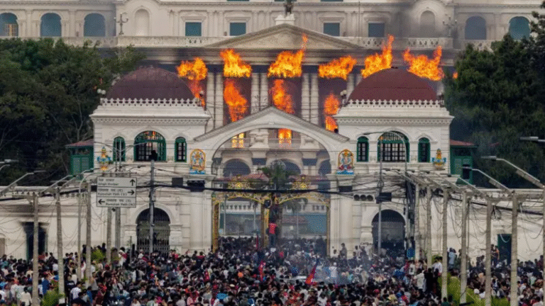 Protestos populares derrubam governo de turno no Nepal; revisionistas reprimem brutalmente as massas