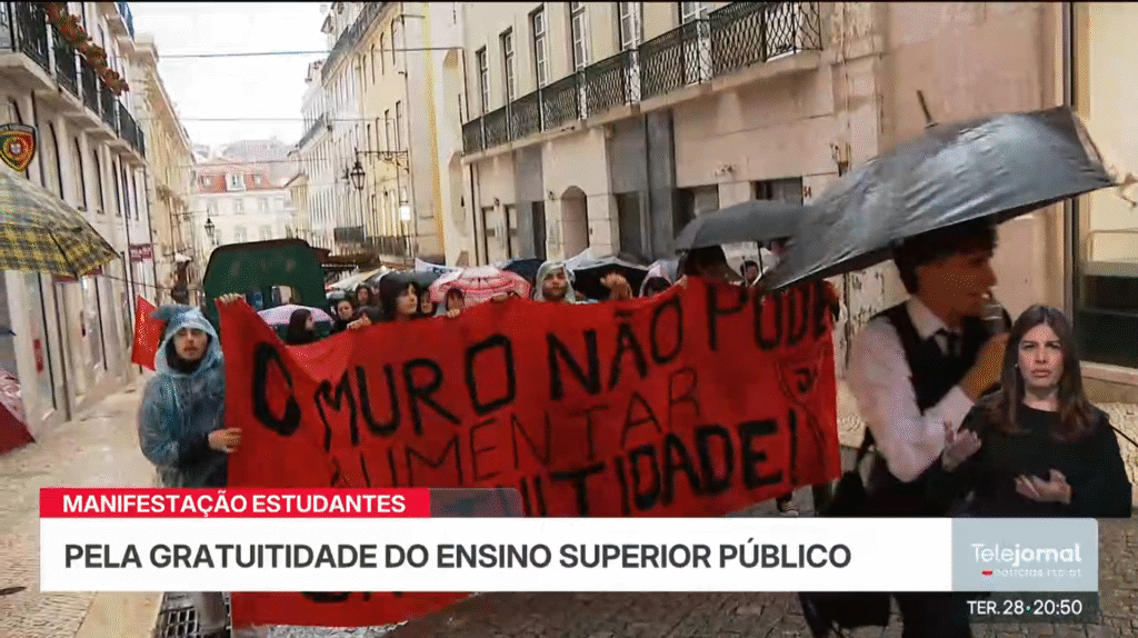 Lisboa: Estudantes estremecem o Rossio em manifestação contra as propinas universitárias e o seu recente aumento