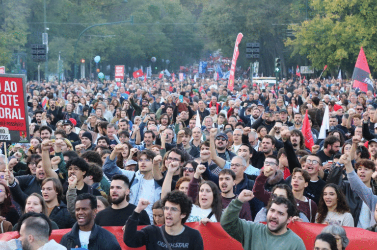 Primeira greve geral é convocada em mais de uma década; massas populares se mobilizam pelo país