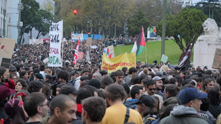Greve geral histórica estremece todo o país contra o “pacote laboral” reacionário