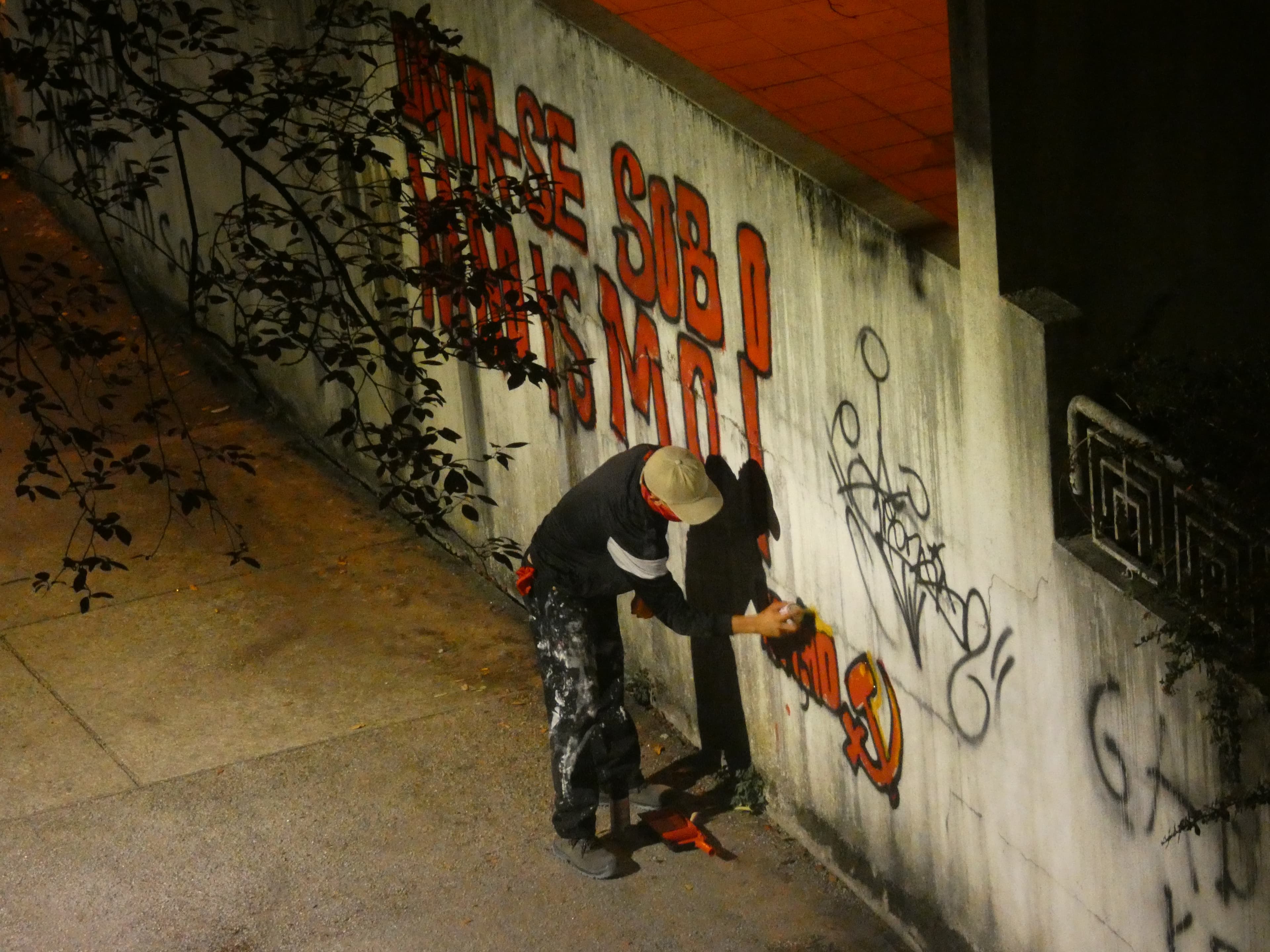 Braga: Democratas e revolucionários enchem as ruas da cidade com graffitis em defesa do Presidente Gonzalo e do Maoismo